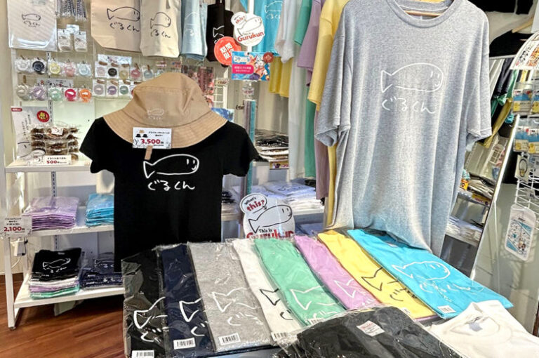 【2025年最新】沖縄で絶対買いたいお土産Tシャツ7選|国際通りで見つかる限定デザイン | おきなわ部